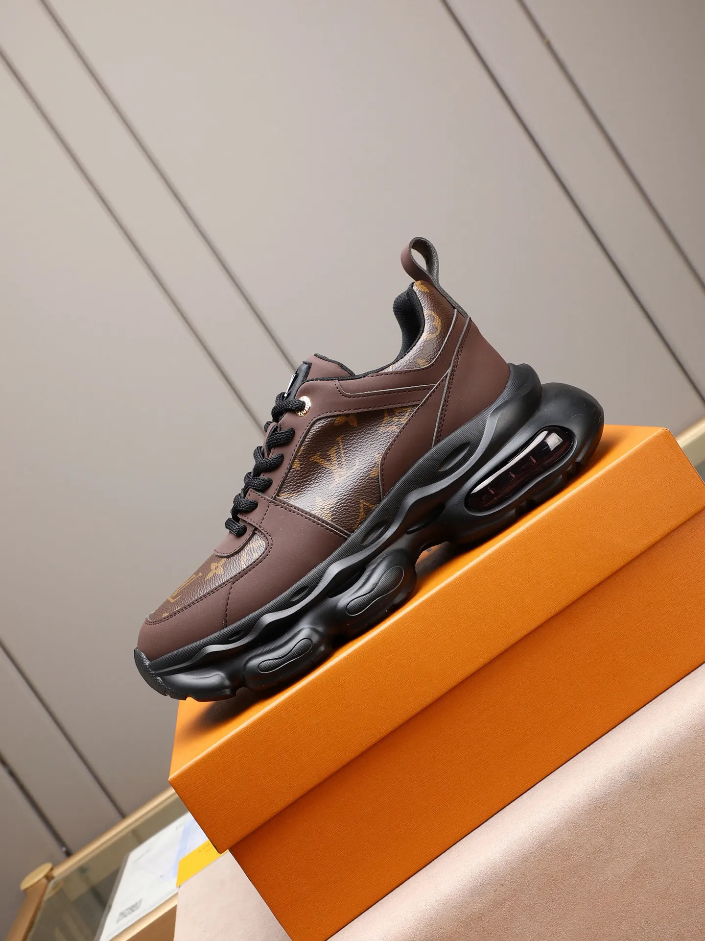 Men's shoes 💰460 [LV] Made of imported L special materials spliced ​​with cowhide and comfortable mesh lining. Private molded foam air cushion outsole, super light and comfortable on the feet! Perfect last shape, generous and fashionable design, 5 colors available! Code number: 38–44 (45 customized